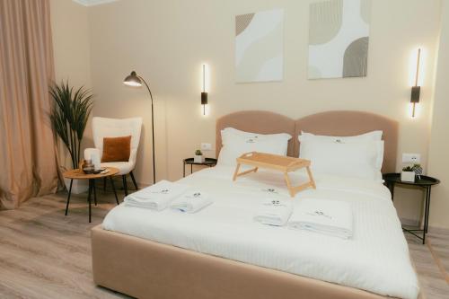 En eller flere senge i et værelse på Luxury Apartment with Hot Tub - THE NEST