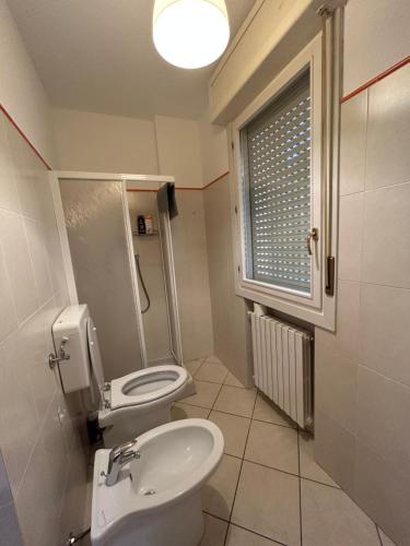 Il Centro Apartments 3 في سالسوماجّوري تيرمي: حمام مع مرحاض ومغسلة ونافذة