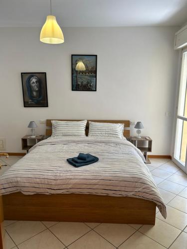 Il Centro Apartments 3 في سالسوماجّوري تيرمي: غرفة نوم بسرير كبير وطاولتين