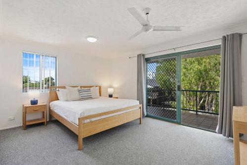 Kymberley - Beachfront Escape at Kingscliff في كينغسكليف: غرفة نوم بها سرير ونافذة كبيرة