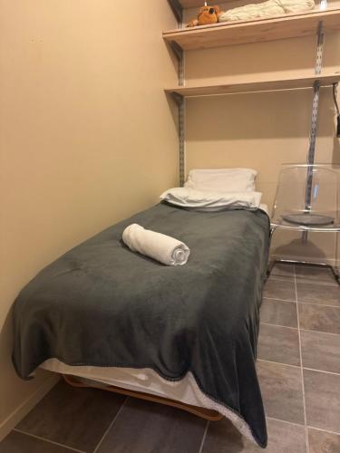 En eller flere senge i et værelse på Ski slopes nearby - Parking & WiFi