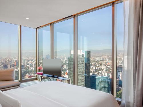 Giường trong phòng chung tại Sofitel Mexico City Reforma
