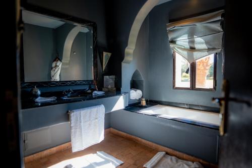 Un baño de Riad Al Mendili Private Resort & Spa