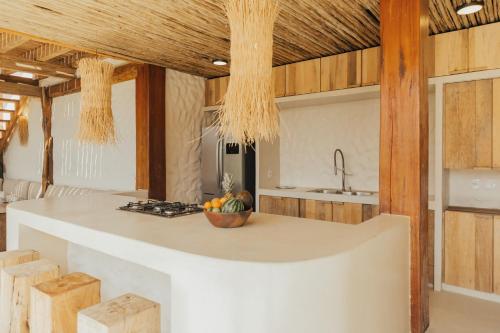 una cucina con una ciotola di frutta su un bancone di Villa Milos a Fernando de Noronha