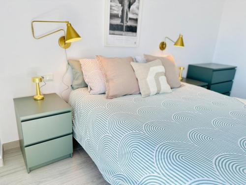 En eller flere senge i et værelse på Luxury Apartment with Private Rooftop & Jacuzzi