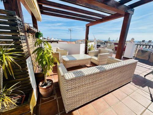 En balkon eller terrasse på Luxury Apartment with Private Rooftop & Jacuzzi