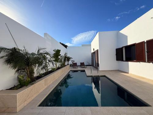 una piscina nel cortile di una casa di CuevaBlanca a Güime