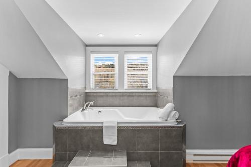 Downtown Gem 2BR Tub Parking في سانت جون: حوض استحمام في غرفة بها نافذة