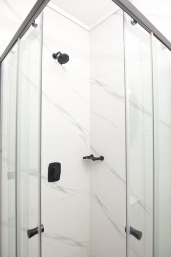 Waterfall Munyaka Estate في ميدراند: دش مع أبواب زجاجية في الحمام