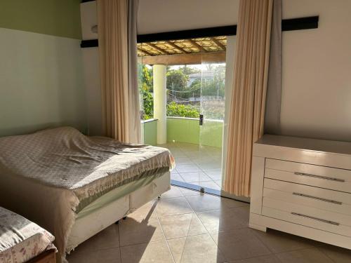 En eller flere senge i et værelse på Village - Linha Verde C02