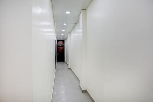 een hal in een kantoorgebouw met witte muren bij Hotel O Shad Residency in Patna