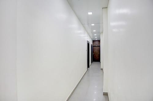 een lege hal met witte muren en witte vloeren bij Hotel O Shad Residency in Patna