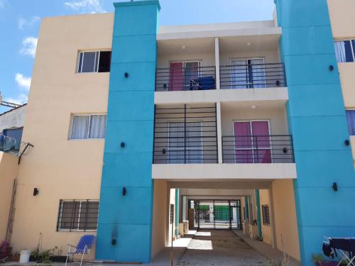 een gebouw met een blauwe gevel bij Complejo Picota III in Mar de Ajó