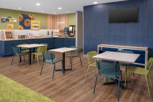 a restaurant with tables and chairs and a counter at Spark by Hilton St Robert Fort Leonard Wood in Saint Robert