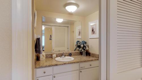 ein Badezimmer mit Waschbecken und Spiegel in der Unterkunft Driftwood Landing - DWL-1 in Isles of Capri