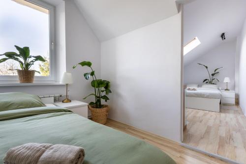 una camera da letto con un letto e un grande specchio di ANTA Salt Mine a Wieliczka