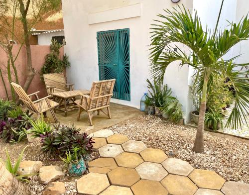 サン・ルイにあるKeur Léonの青いドア、パティオ(テーブル、椅子付)