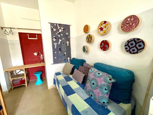 サン・ルイにあるKeur Léonのソファと皿が壁に付いた部屋