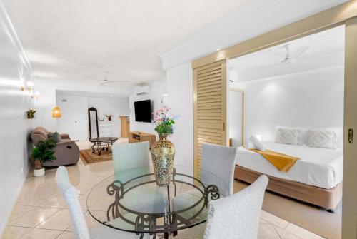 Postel nebo postele na pokoji v ubytování The Lakes Escape - Resort Living by Botanic Gardens