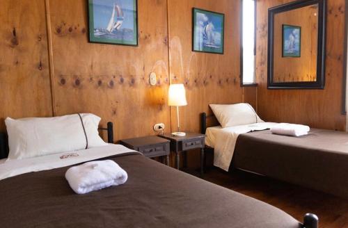 Una cama o camas en una habitación de Hotel de la Costa