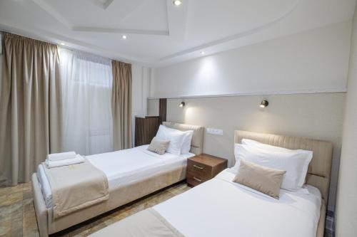 Un pat sau paturi într-o cameră la Grand time hotel