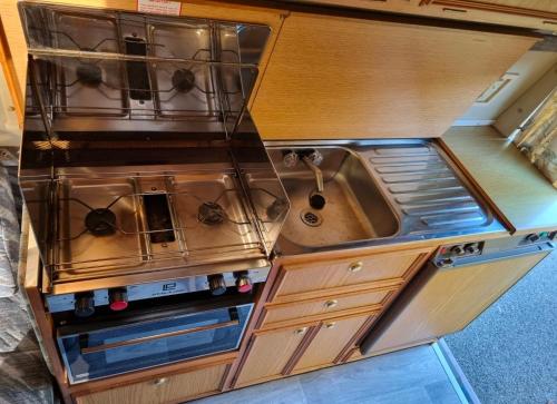 Η κουζίνα ή μικρή κουζίνα στο Retro Camper Hire
