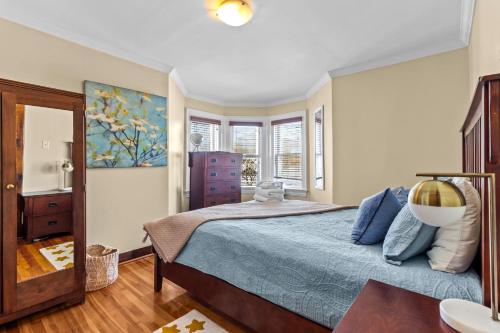 een slaapkamer met een blauw bed en een raam bij Spacious 3BR Parking Pet-Friendly in St. John's