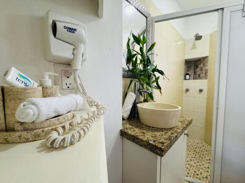 Et badeværelse på Polly's Home Aralias Boutique GuestHouse & PrivateSuites