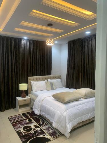 Postel nebo postele na pokoji v ubytování Ozin Retreat And Wellness Home