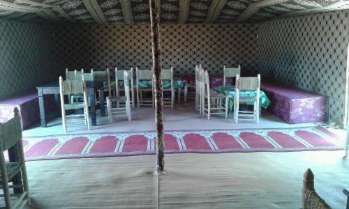Posezení v ubytování chez zakaria luxury tent camp merzouga
