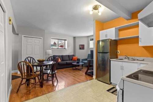 een keuken en woonkamer met een tafel en een bank bij Modern 2BR Wi-Fi TV Off-Street in St. John's