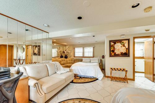 Гостиная зона в Spacious Yard with Gazebo Charming Windsor Retreat