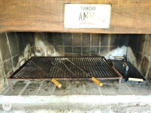 een grill in een kamer met een bordje erop bij Vado Biguá in Valle Hermoso