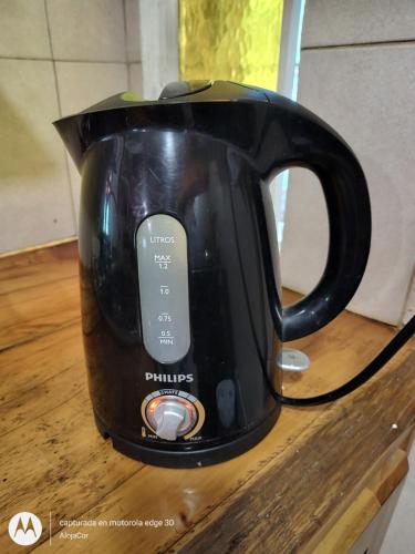 een zwarte waterkoker op een houten tafel bij Vado Biguá in Valle Hermoso