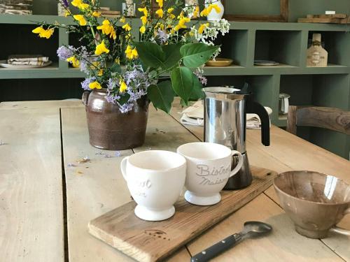 Tetera y cafetera en Maison Authentique Et Paisible Au Cœur Du Cantal
