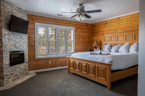 En eller flere senge i et værelse på Purple Orchid Resort & Spa