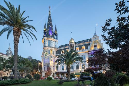 Vườn quanh Hotel Indigo Batumi - Old Town by IHG