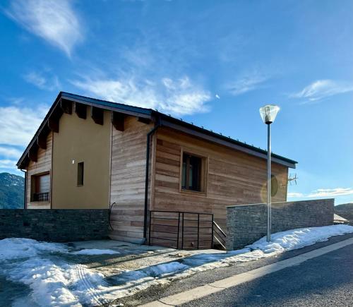 a small wooden house with snow on the ground at Le refuge des cimes, vue Panoramique ! in Formiguères
