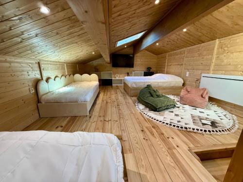 a bedroom with two beds in a wooden room at Le refuge des cimes, vue Panoramique ! in Formiguères