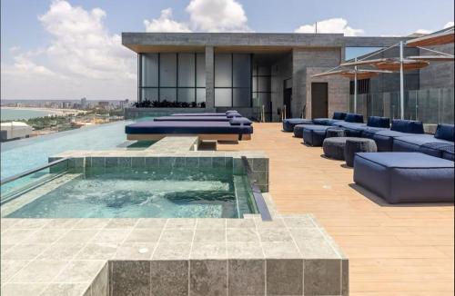 een zwembad op het dak van een gebouw bij New Time 1119 luxo e aconchego in Maceió