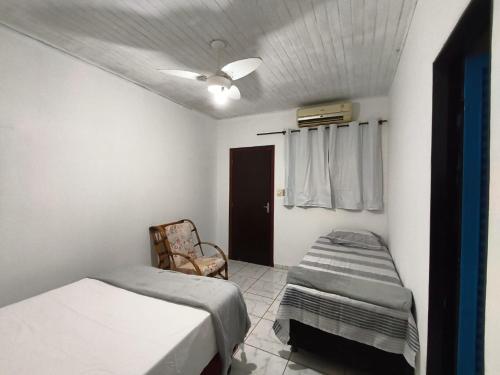 um quarto com duas camas e um ventilador de teto em Pousada Adventure em Chapada dos Guimarães