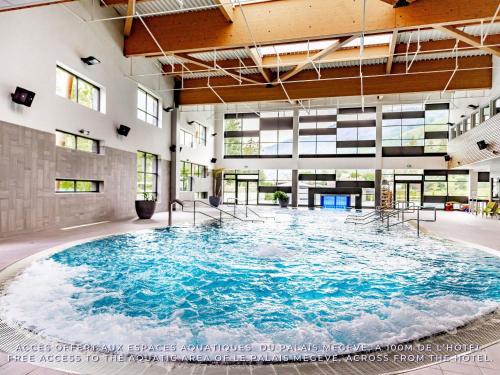 Bazén v ubytování Novotel Megève Mont-Blanc nebo v jeho okolí