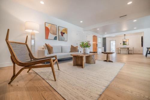 Et opholdsområde på Cozy Modern Haven w Soothing Ambience & Pool