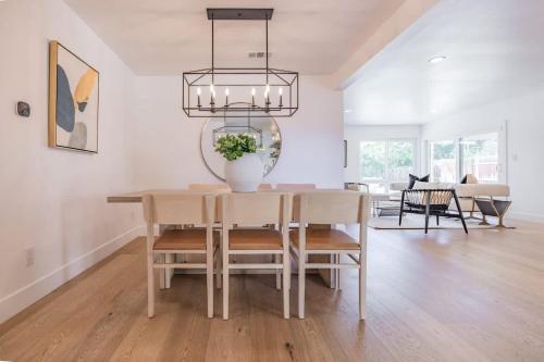 Billede fra billedgalleriet på Cozy Modern Haven w Soothing Ambience & Pool i Fullerton