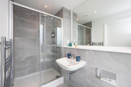 Et badeværelse på Villa Amalfi 2BR Urban Retreat