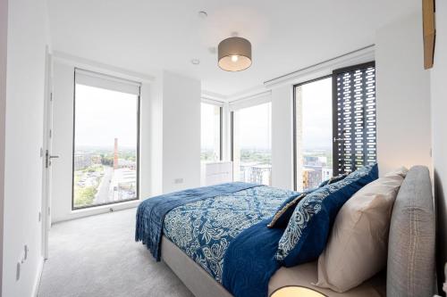 En eller flere senge i et værelse på Villa Amalfi 2BR Urban Retreat