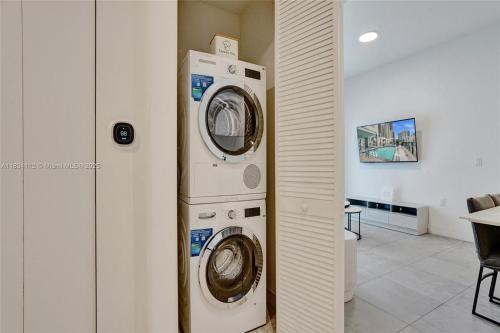 Modern Brickell Apartment Free Parking Pool and Gym photo 19