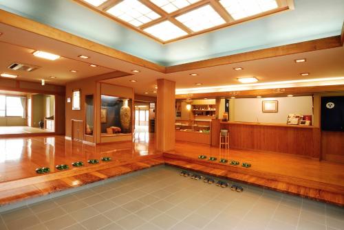 un gran vestíbulo con tragaluz en el centro de un edificio en 吉野荘湯川屋 Yoshinosou Yukawaya, en Yoshino