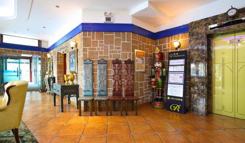a room with a brick wall with a display at Benikea Swiss Rosen Hotel in Gyeongju