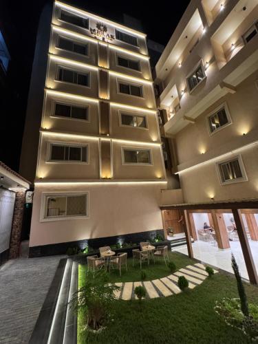 Vue extérieure d'un bâtiment avec une cour intérieure dans l'établissement Pyramids hotel Merak, à Banī Ghālib